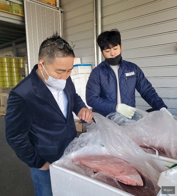 Gold Tuna visiting tuna warehouse, fresh tuna sourcing, quality inspection