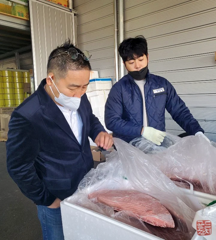 Visiting the tuna warehouse to purchase fresh raw tuna for Goldtuna