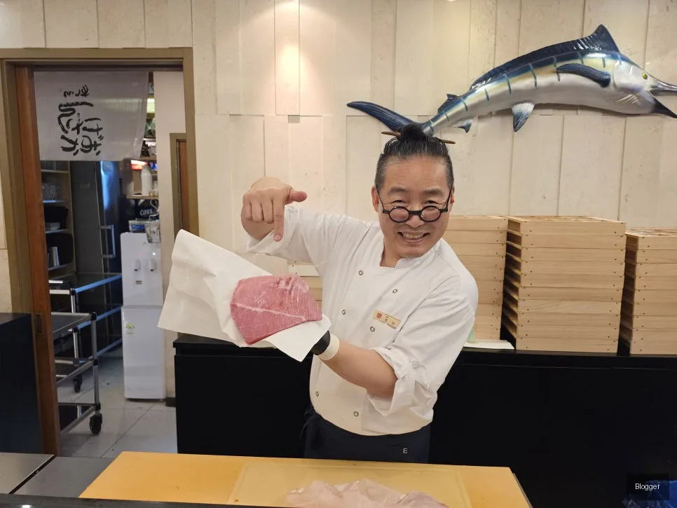 Gold Tuna bigeye tuna front section, sashimi cut texture