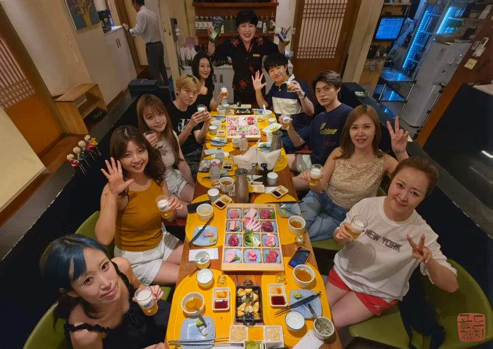 Commemorative photo of a group of Chinese tourists having a tuna feast at Goldtuna Bangi branch