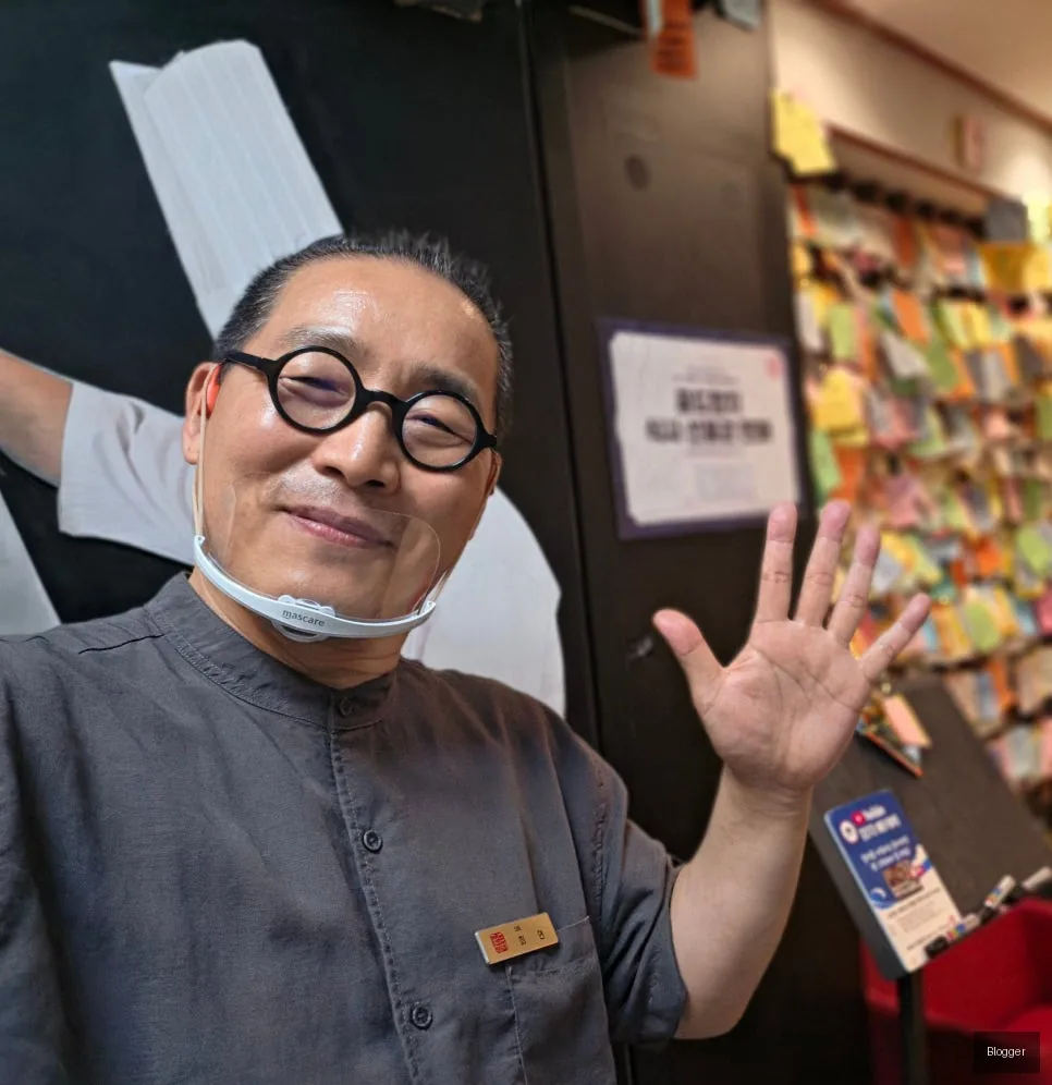 Bangyi-dong Gold Tuna restaurant entrance, 'Tuna Uncle', customer handwritten reviews