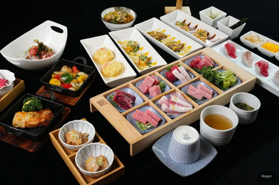 Gold Tuna tuna sashimi, sushi, grilled dishes, multi-course meal platter