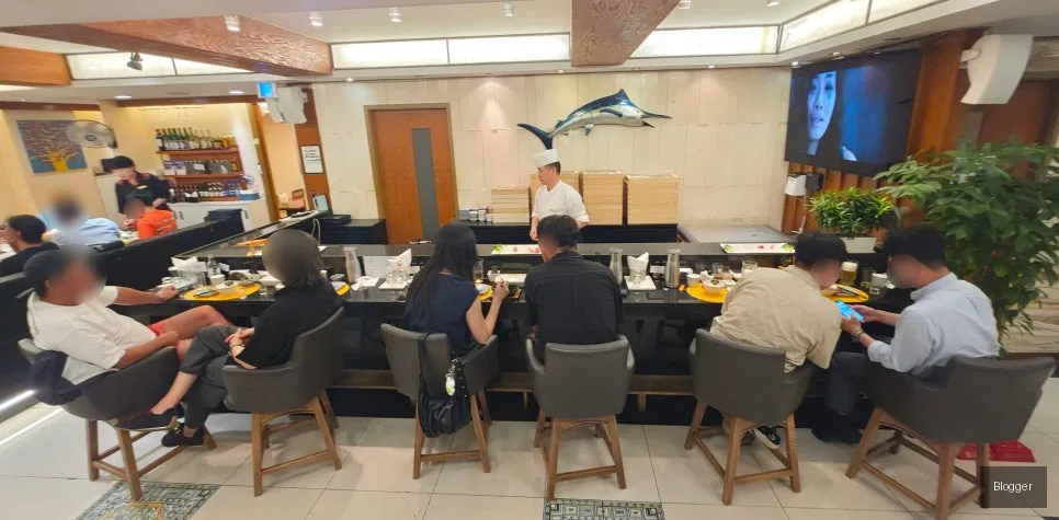 Gold Tuna counter seating, sushi bar, restaurant interior, cozy atmosphere