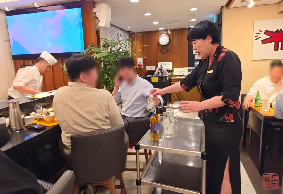 골드참치 매니저 소맥이모 친절한 서비스 직원 모습