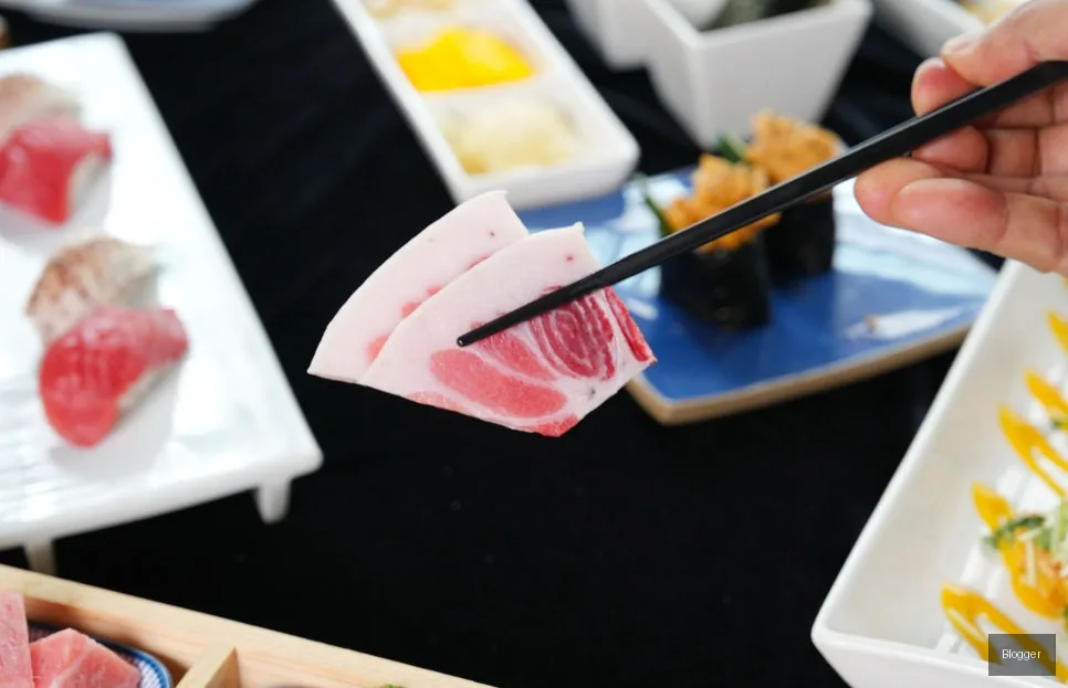 Gold Tuna bluefin tuna belly button meat, premium sashimi plating, restaurant benchmarking