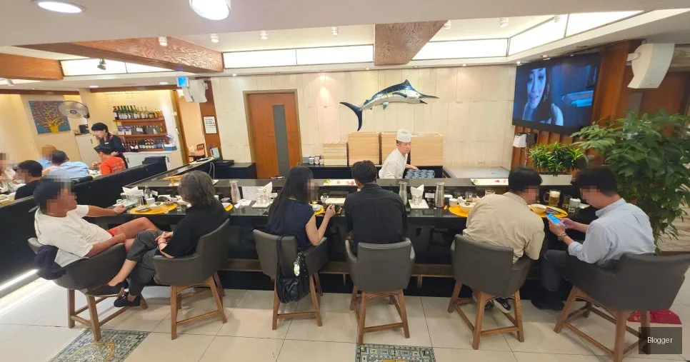Bangyi-dong Gold Tuna restaurant counter seating, bar atmosphere