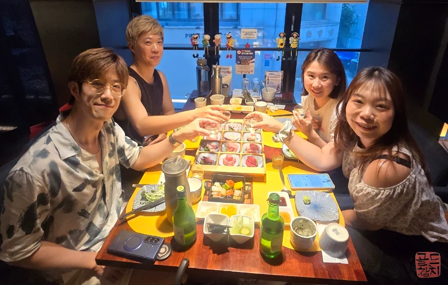 Commemorative photo of customer reviews at Goldtuna Sinsa-dong