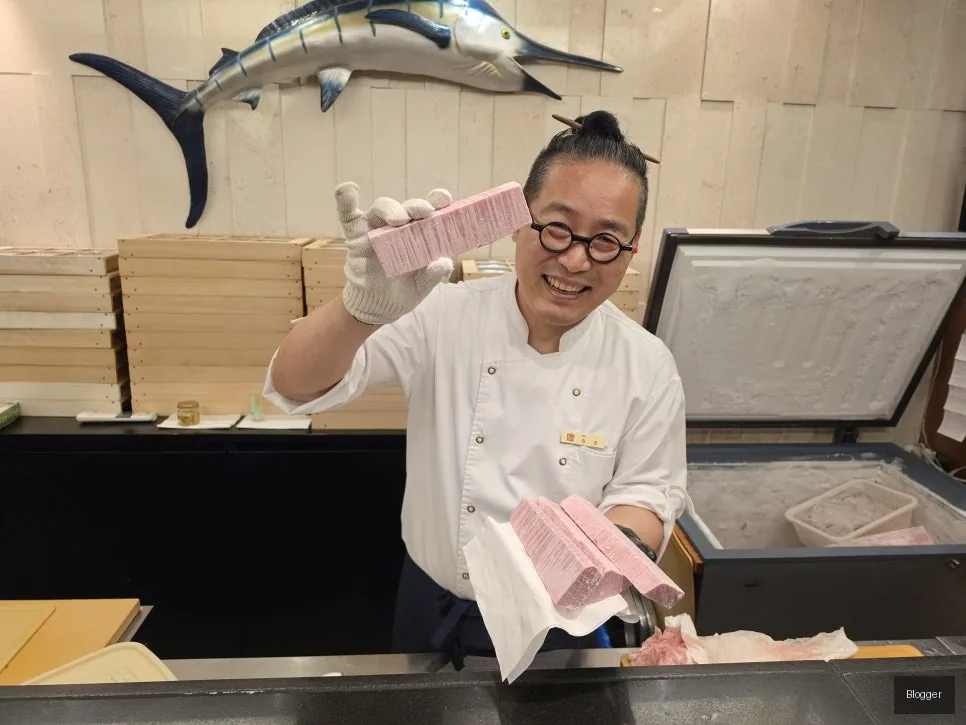 Chef explaining premium tuna cuts at Goldtuna