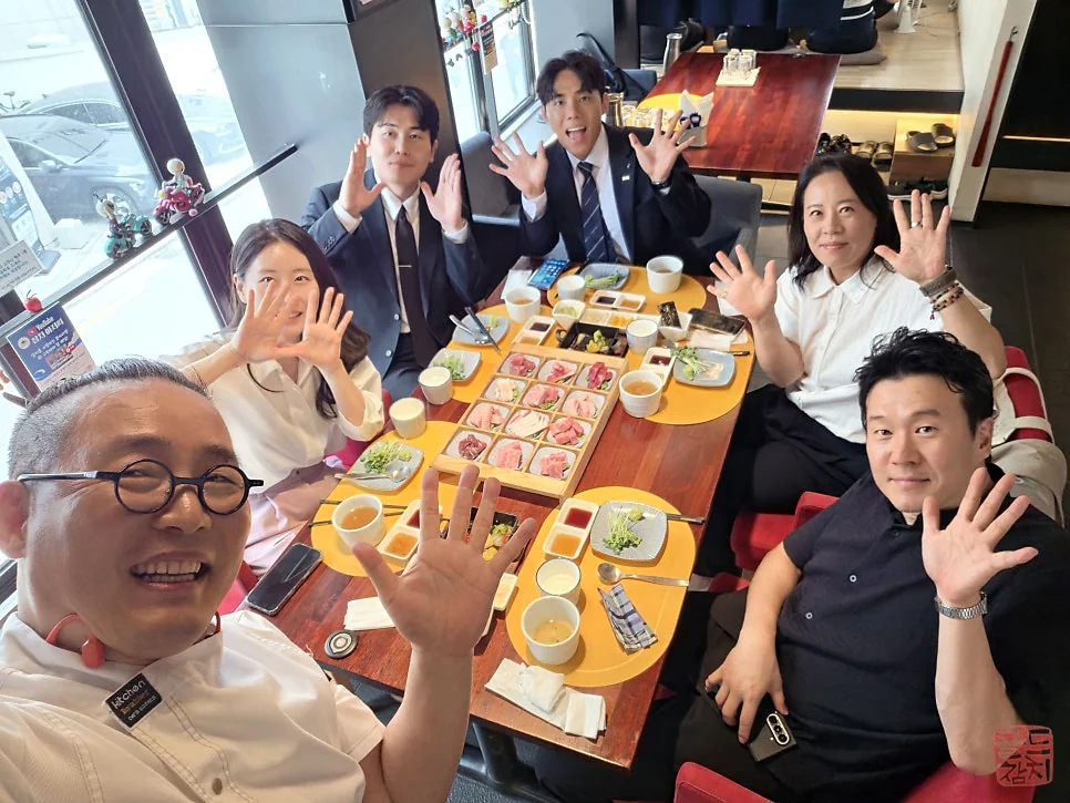 Seating arrangement and atmosphere for a 5-person group dinner at Goldtuna Sinsa branch