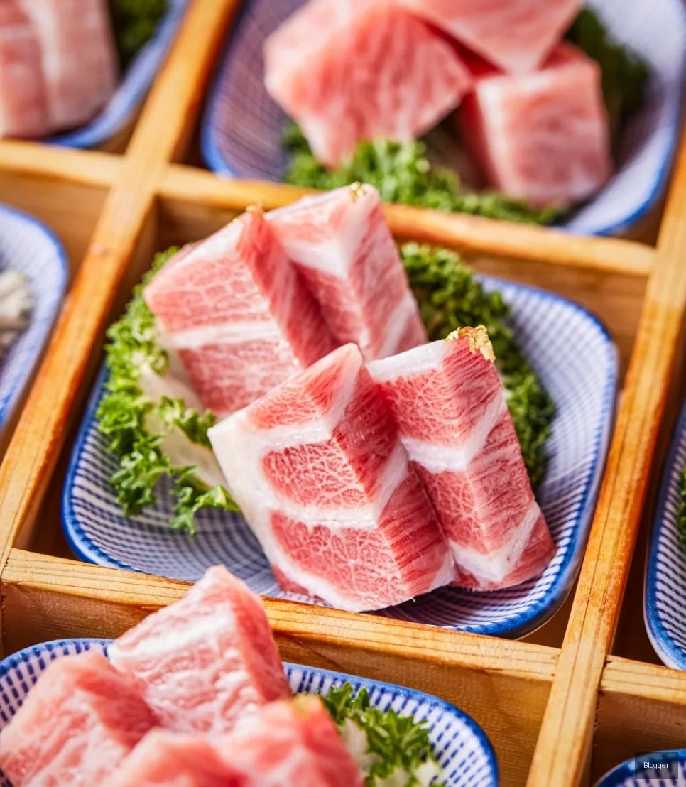 Sinsa-dong Gold Tuna premium bluefin tuna belly sashimi, exquisite cut