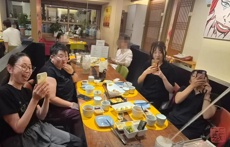 Japanese guests visiting Goldtuna in Seoul, experiencing Somaek-imo, food before tuna omakase