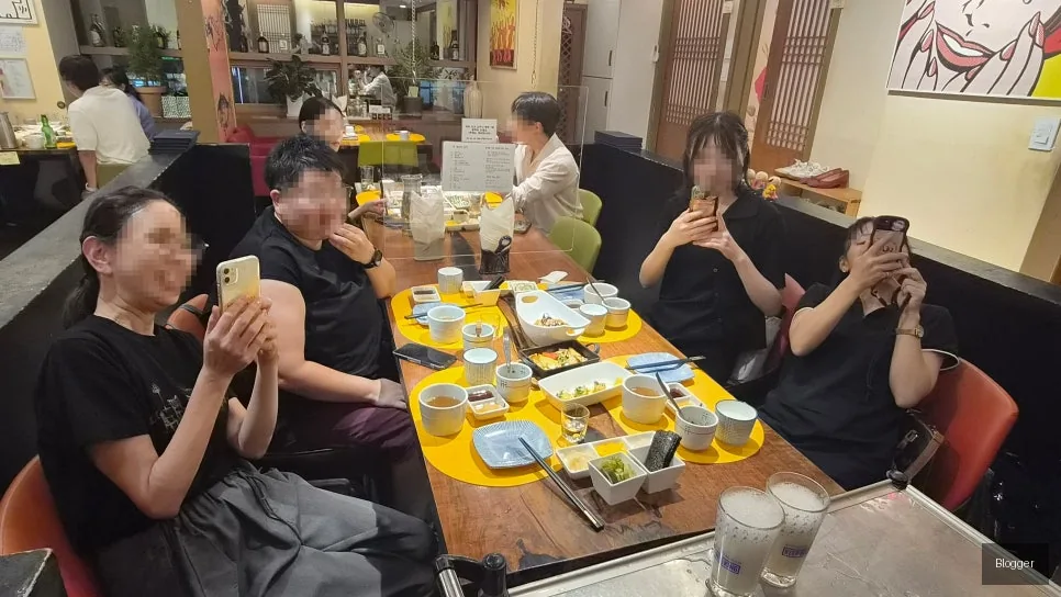 Gold Tuna Jumakase demonstration, customers filming, Bangyi-dong