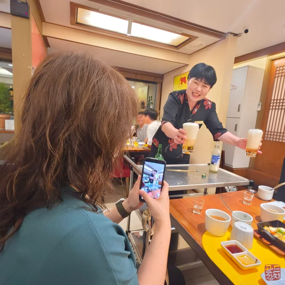 Preparing a somaek that tastes like creamy beer at Goldtuna Jumakase