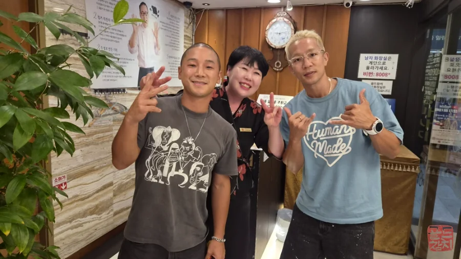 Commemorative photo of Mighty Mouth Sangchu and Shorry visiting Goldtuna Bangi branch with Somaek-imo