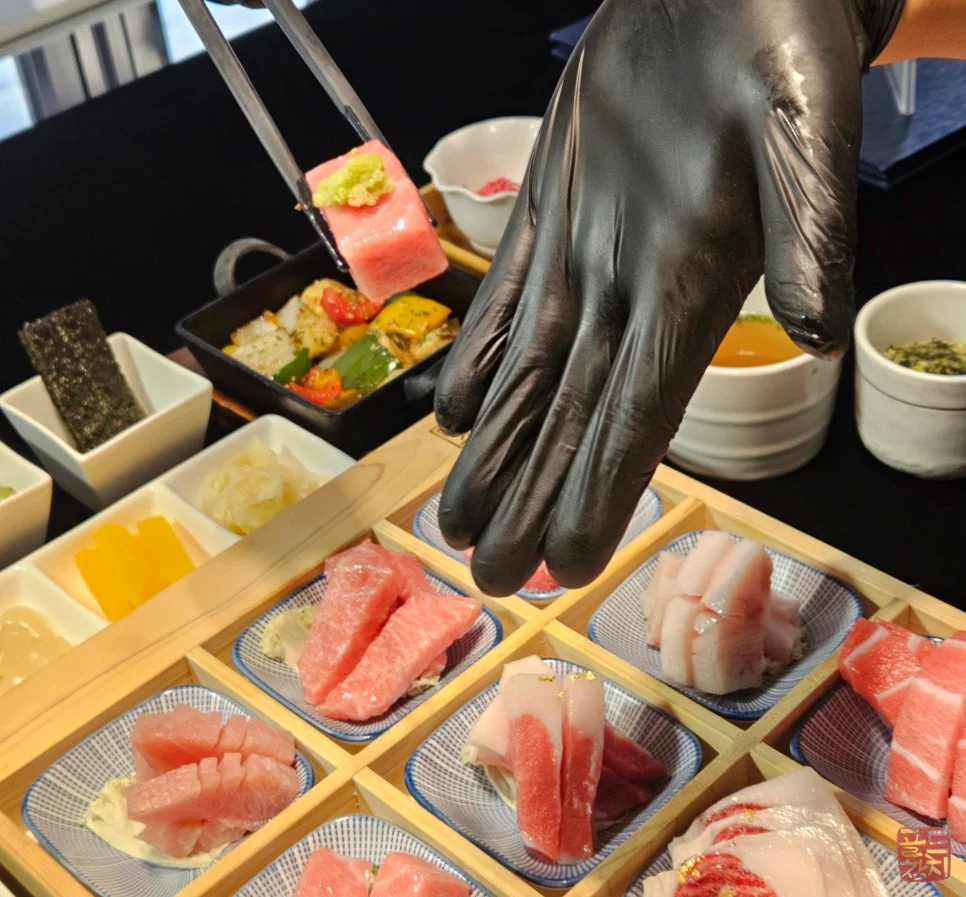 Plating of thick tuna sashimi at Goldtuna Bangi branch