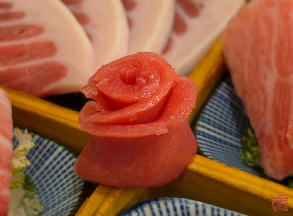 골드참치 아카미 꽃 플레이팅 예술적인 참치회
