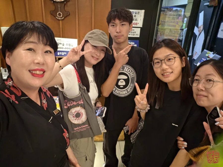 Commemorative photo review of family dining customers at Goldtuna Seoul