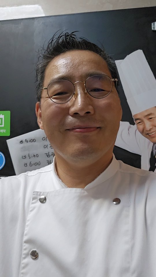 일과를 시작하기 전 현관 입구에서 고객의 정성이 담긴 곳을 소개하는 영상입니다. 저희 가게가 왜 유명한지를 엿볼 수 있지 않을까 하네요~