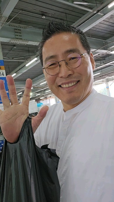 우리 직원들 먹거리를 위해 가락시장에 나왔답니다. 오전에 일찍 나오면 마트와는 비교할 수 없는 수산물들이 많이 있거든요. 생대구, 삼치, 갈치, 전어, 병어 등 바리바리 샀답니다.
