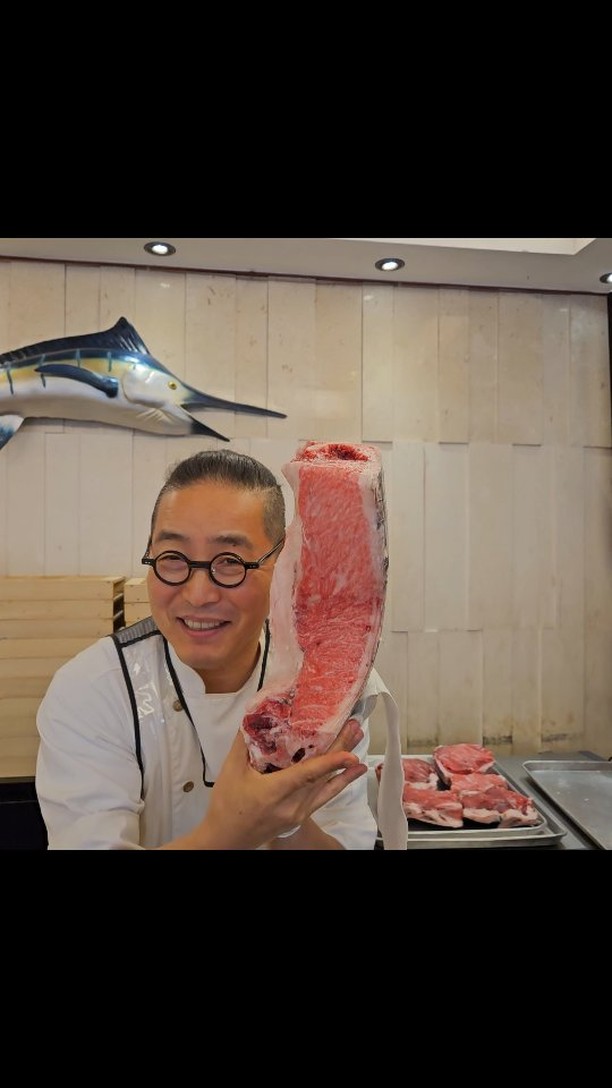 참치의 목살(가마)이랍니다.  손질을 하려다가 생소할 것 같아서 영상을 남기네요.