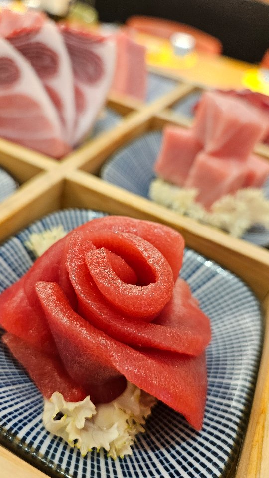 참치 구경하세요.  손님에게 내어드리기 직전에 잠깐 찍어봅니다.