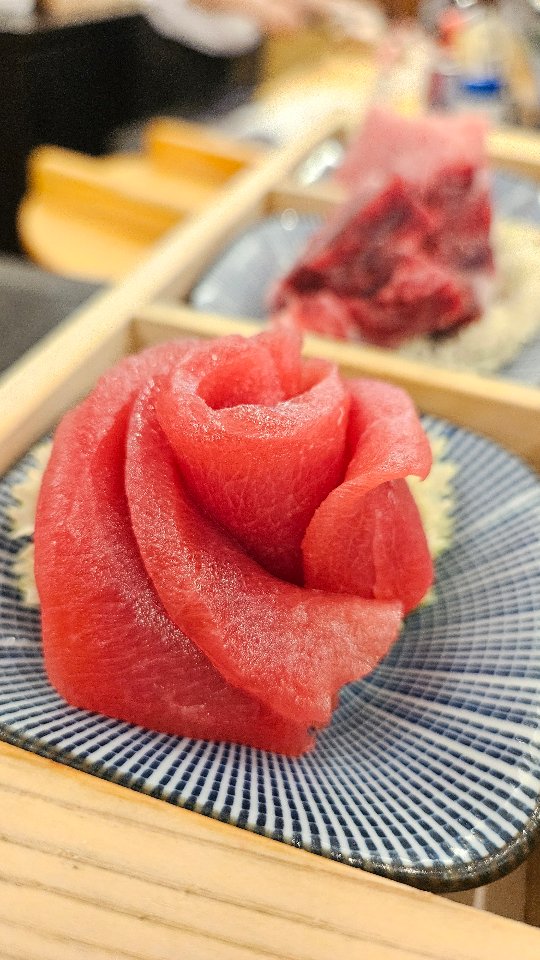 참치 구경하세요.  음식을 내어놓기 전에 한영상 찍어보았습니다.