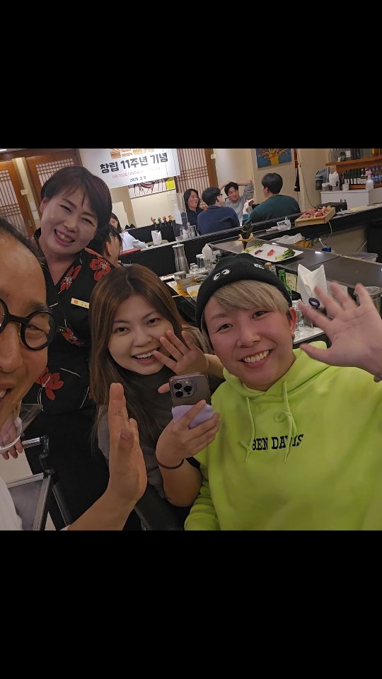 홍콩에서 쏘맥이모님을 뵈러 외신 고객님. 복분자주를 만들어주니 너무 좋아하시네요. 4월 중순에는 홍콩공중파에 한국특집으로 방송이 예정되어 있답니다.