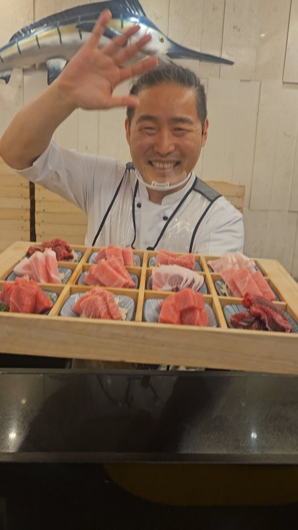 골드참치 대표 참치아저씨입니다. 점심에 골프를 치고 4분이 오셨네요.
