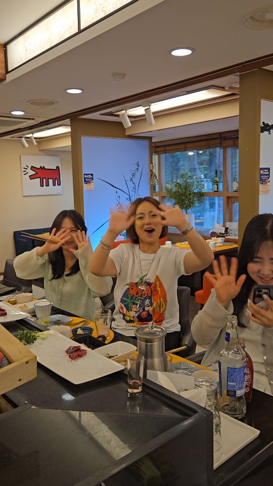 토요일의 골드참치 이야기 단골이신 세 자매님, 오늘도 참치 한 점에 마음을 얹어 주셨습니다.