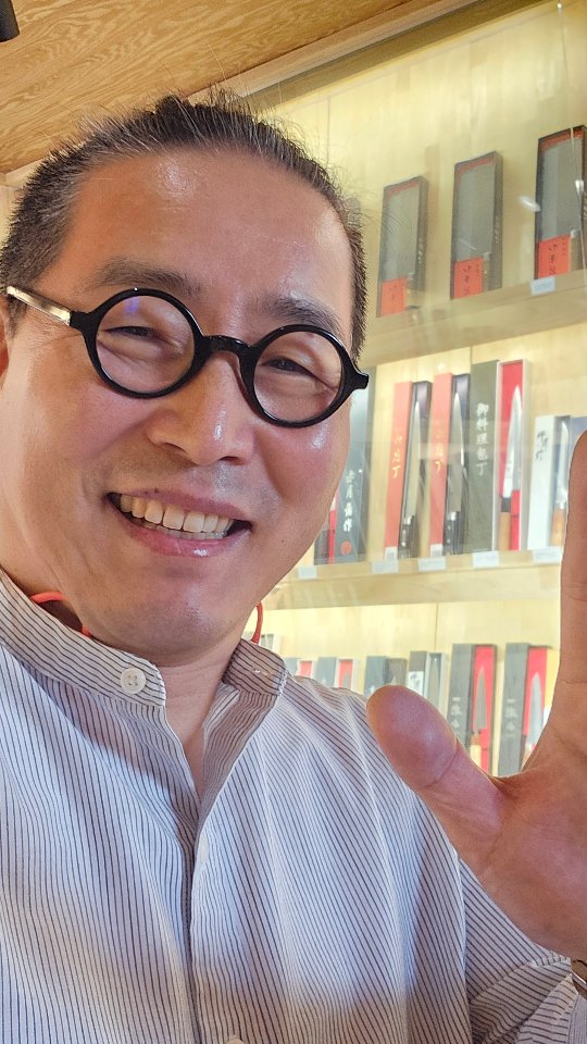 일식하면 사시미 칼이 떠 오르지요. 쉐프에겐 칼은 어쩌면 가장 소중한 것 도구임엔 틀림이 없답니다.