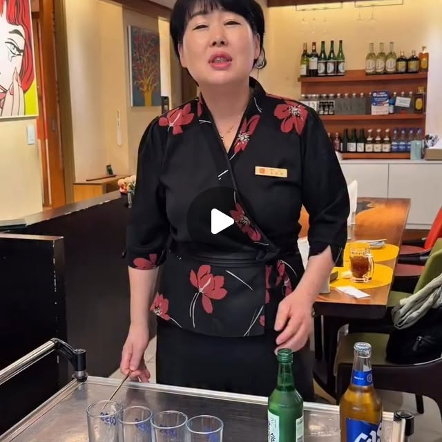대한민국에서 가장 우아하게 소맥을 마는, 이제는 3억뷰의 주인공 쏘맥이모. 오랜만에 다시 봐도 경이롭네요🥹 사이언스까지 더해져서 예전보다 더 업그레이드 됐습니다. 이 정도면 나라에서 국가무형문화재로 지정해야하는거 아니냐며,, 요긴 방이동 #골드참치 인데 입에서 사르르 녹는 참치 코스도 다양하게 잘 나와요! 이모님 팔꿈치 관리 잘 하셔서 멋진 퍼포먼스 오래오래 보여주세요😆❤️‍🔥❤️‍🔥