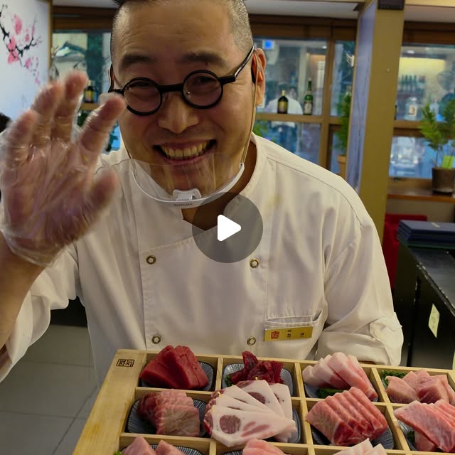 골드참치 방이점, 참치아저씨가 직접 보여드리는 편백 9칸 참치 코스 한상입니다. 이번 영상에는 골드참치의 참치 코스가 편백 9칸 트레이에 담긴 모습이 담겨 있습니다.